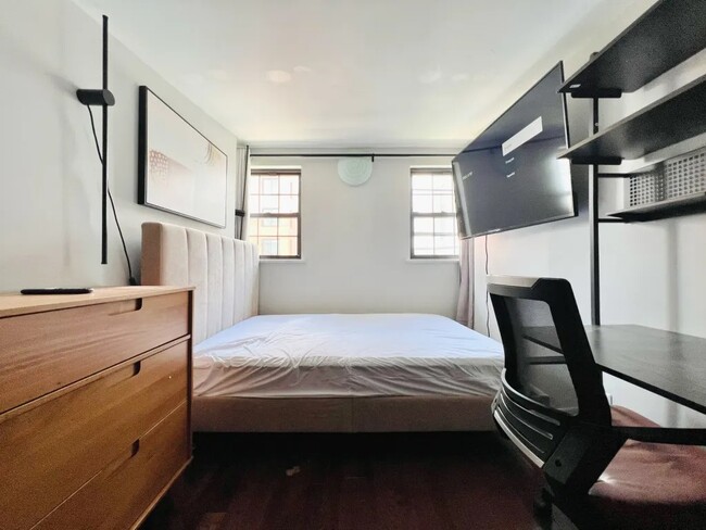 Building Photo - Furnished room/NOT APARTMENT