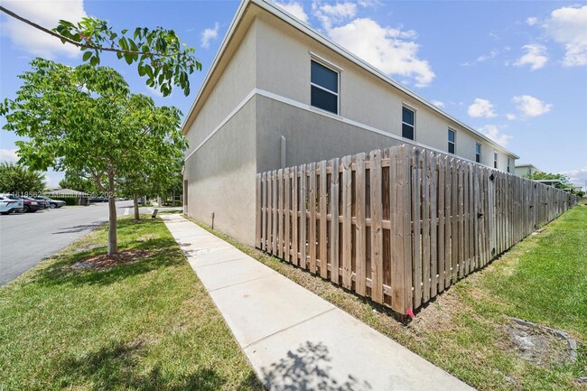 Building Photo - 441 NE 4th Ln