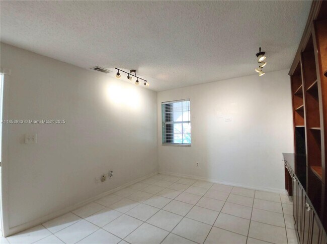 Foto del edificio - 6934 Holly Rd