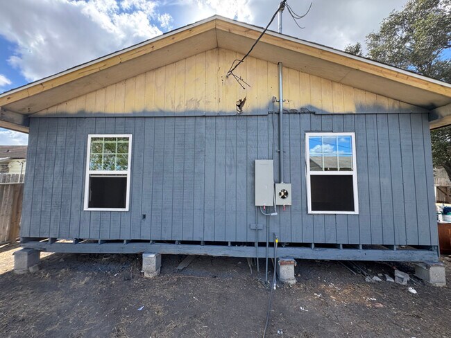 Building Photo - 811 E Ave D