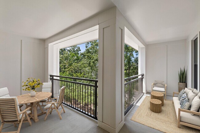 Patios privados y balcones ventilados disponibles. - The Henslow Daniel Island Apartments & Tow...