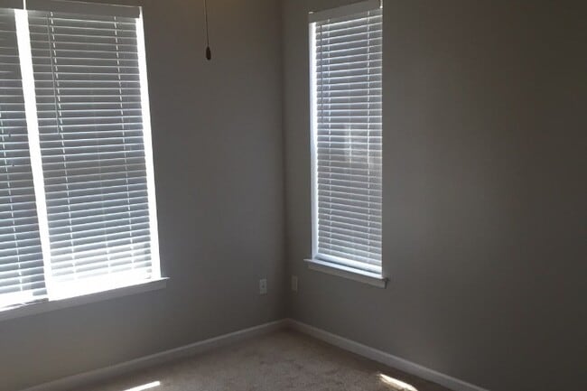 Building Photo - 1620 Walnut View Dr