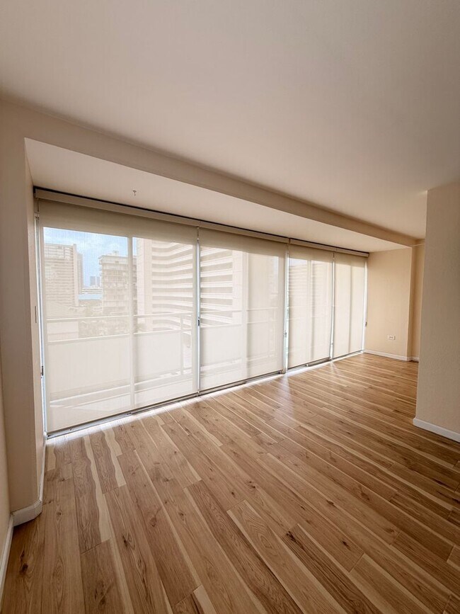 Foto del edificio - Bright Updated 1 bedroom with covered parking. ALL utilities included