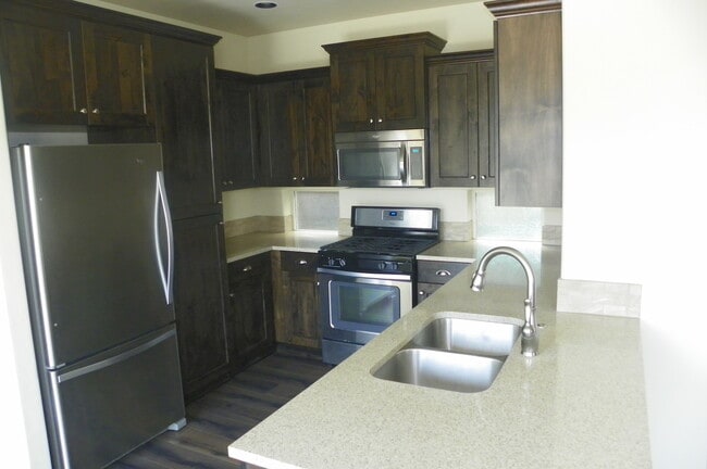 Building Photo - Newer NE Neighborhood 3 bed 2.5 Baths House,  All Appliances, Corner lot, Gas Heat, Dbl Garage