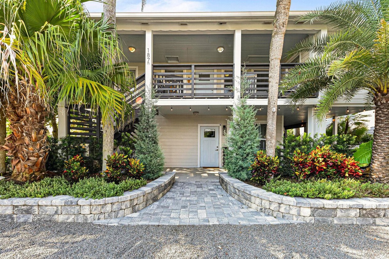 Primary Photo - Beautifully Renovated FULLY FURNISHED 3 BR...