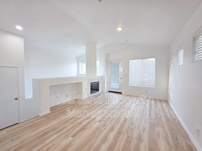 Foto del edificio - 395 Whispering Willow Dr