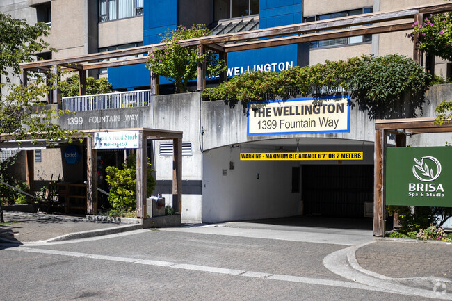 Photo du bâtiment - The Wellington Tower & Townhomes