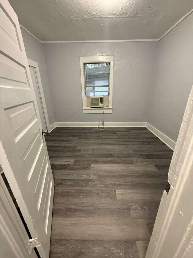 Building Photo - Fully Renovated 2/1-Single Family,  Available for Immediate Rent!