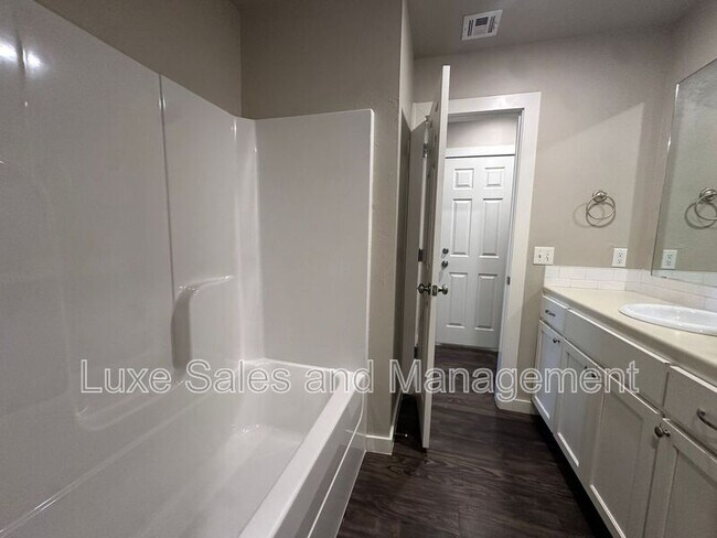 Foto del edificio - 757 SW 13th St