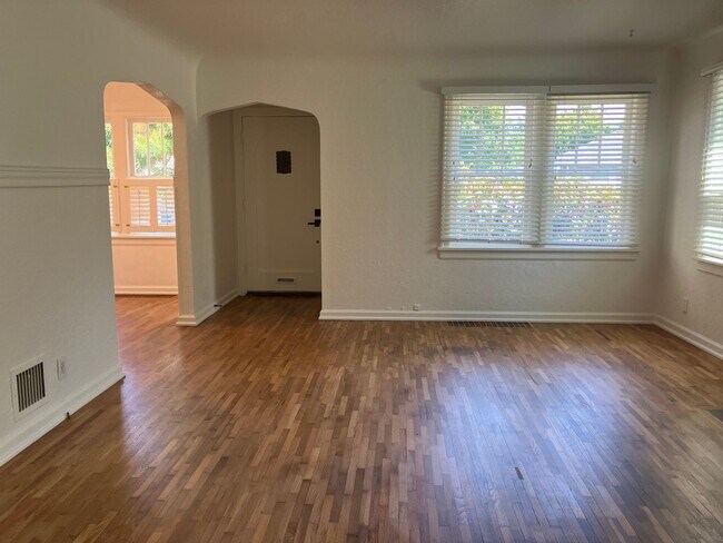 Building Photo - Charming Three Bedroom Home in Central Salem