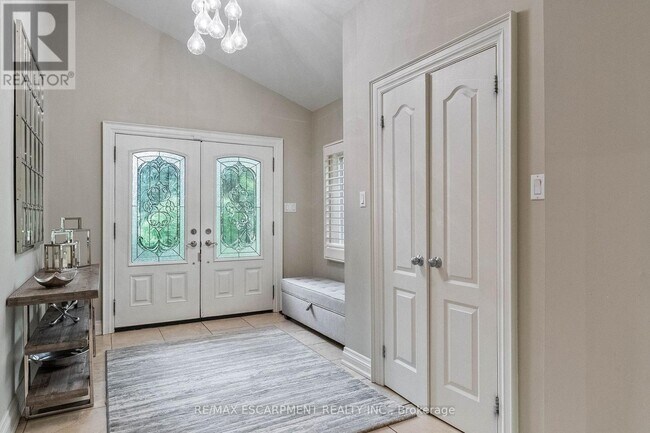 Building Photo - 615 Vanessa Crescent