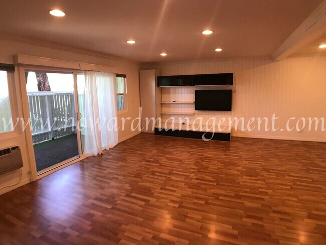 Building Photo - Beautiful lower condo with large patio in ...