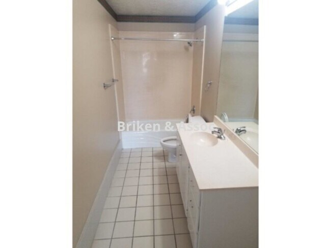 Building Photo - 1715 N Tallowood Dr