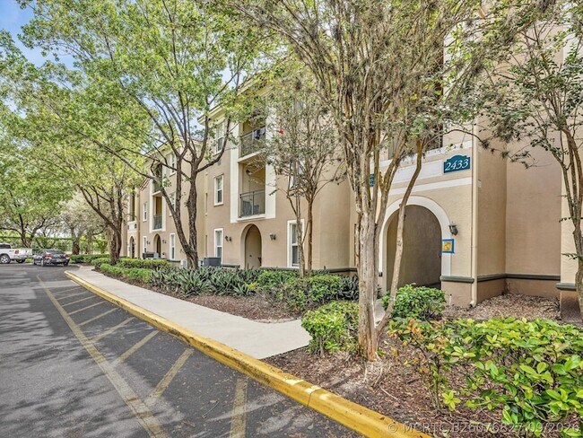 Foto del edificio - 2433 Centergate Dr