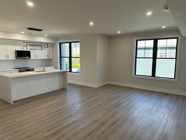 Building Photo - 260 Elm St