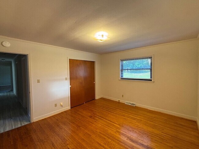 Building Photo - 208 Easy St