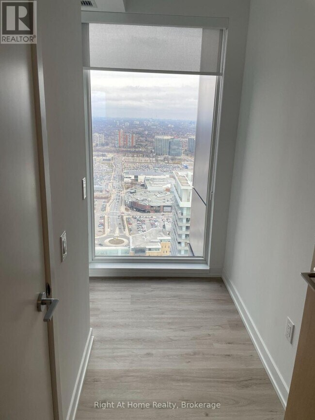 Photo du bâtiment - 395 Square One Dr