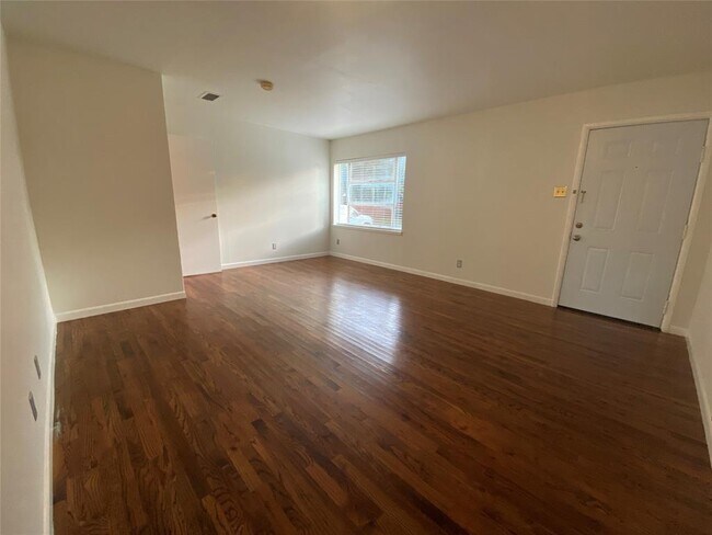 Building Photo - 1817 Oak Tree Ln