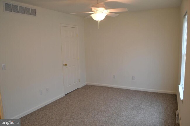 Building Photo - 408 Commons Ln