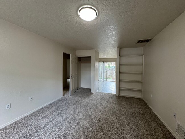 Building Photo - 4343 W Rose Hl St