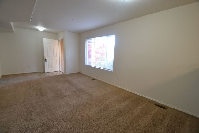 Photo - Corner 3 bed, 2.5 Bath Townhome in Distric...