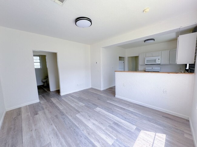 Building Photo - 308 W Seminole Ave
