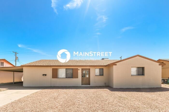 Foto principal - 4 Bedroom Pet-Friendly Home in PHOENIX, AZ...