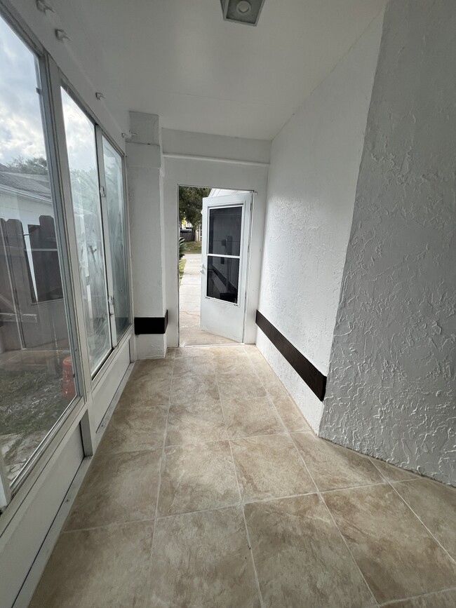 Foto del edificio - 667 Lake Dexter Cir