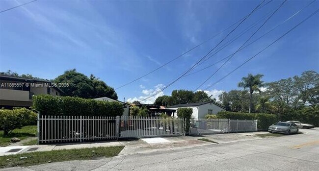 Foto del edificio - 200-210 NE 110th St unit 200-210 (A11865597)