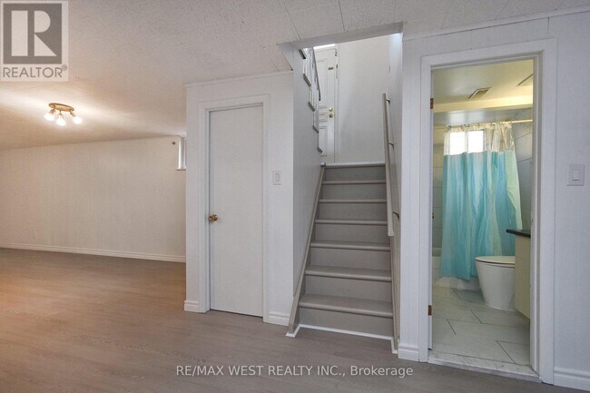 Building Photo - 124 Allanhurst Dr