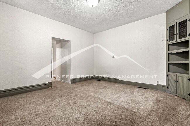 Foto del edificio - Charming 1890 Victorian Duplex with Mature...