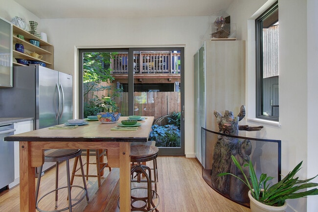 Building Photo - 216 26th Ave E