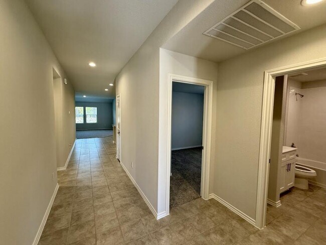 Building Photo - 521 Bronze Cir W