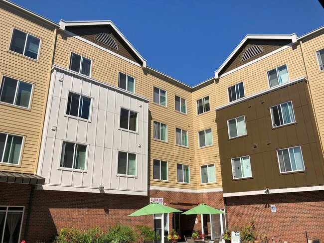 Building Photo - Newly remodeled 4-story Apartment Downtown...