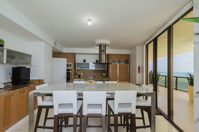 Building Photo - 16275 Collins Ave