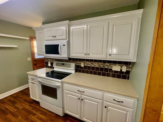 Building Photo - Bright and Spacious 3-Bedroom Home with Fl...