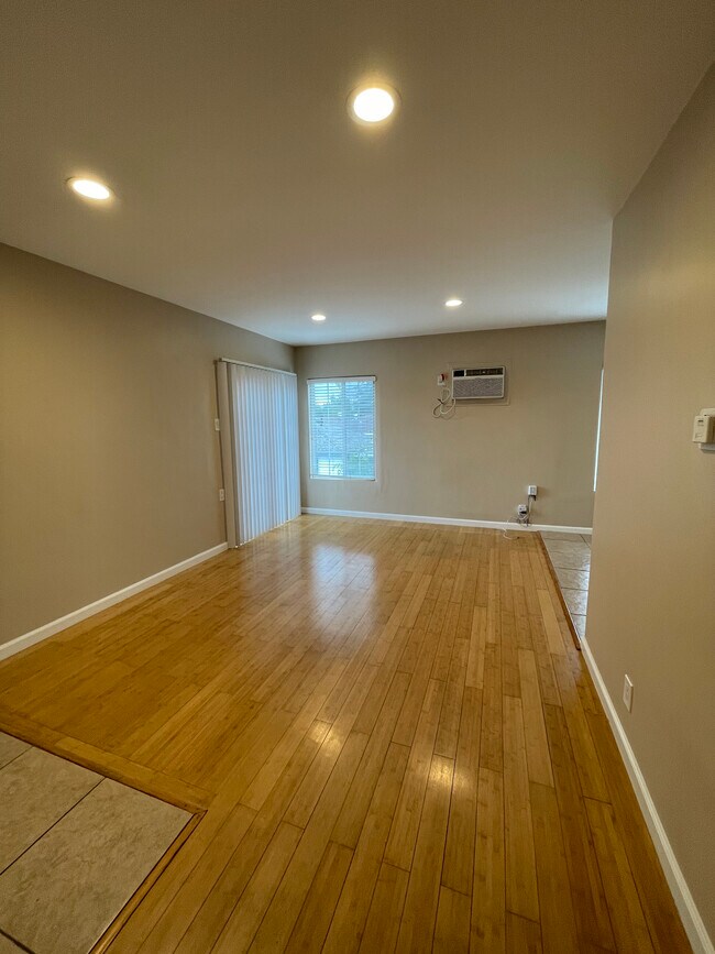 Building Photo - 5624 Satsuma Ave
