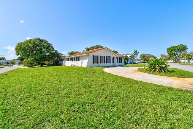 Building Photo - 369 Fiesta Ave