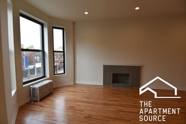 Building Photo - 907 W Belmont Ave