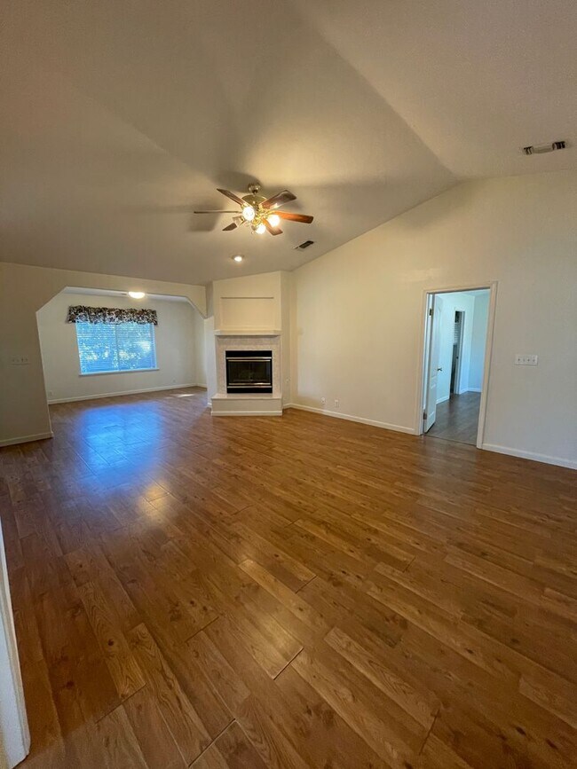 Building Photo - Beautiful 3 Bedroom 2 Bath Single Family Home Available 10/15/2025