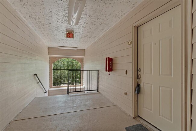 Foto del edificio - 8051 Bay Branch Dr