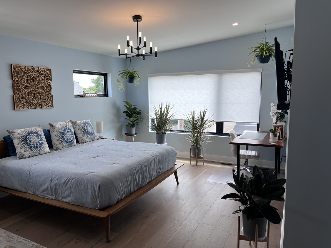 KigSize bed - 1460 Spann Ave