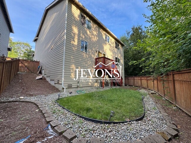 Building Photo - Spacious 5-bedroom home in a great communi...