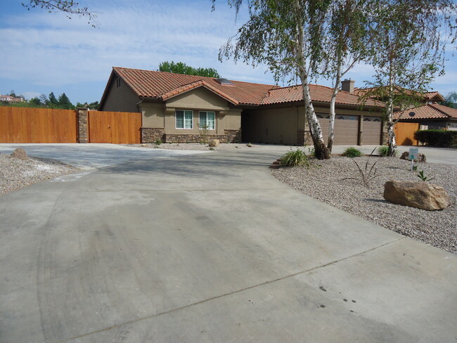 Building Photo - GORGEOUS HOME 3 BR, 2 BA, 3 CAR GARAGE & R...