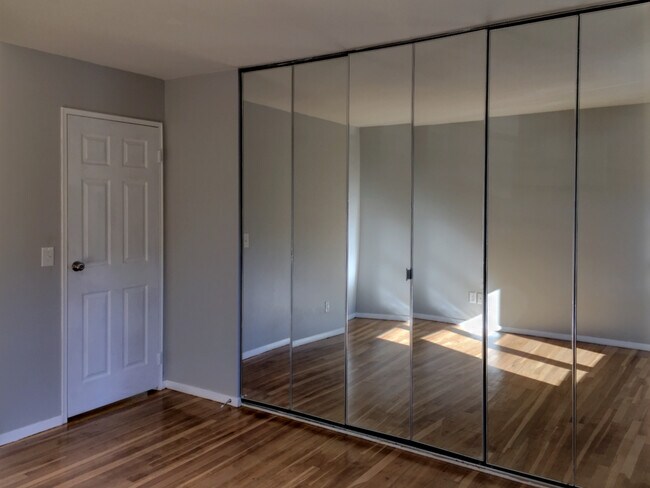 Enorme armario, con puertas de espejo que van desde el suelo hasta el techo. - 205 Regency Park Drive