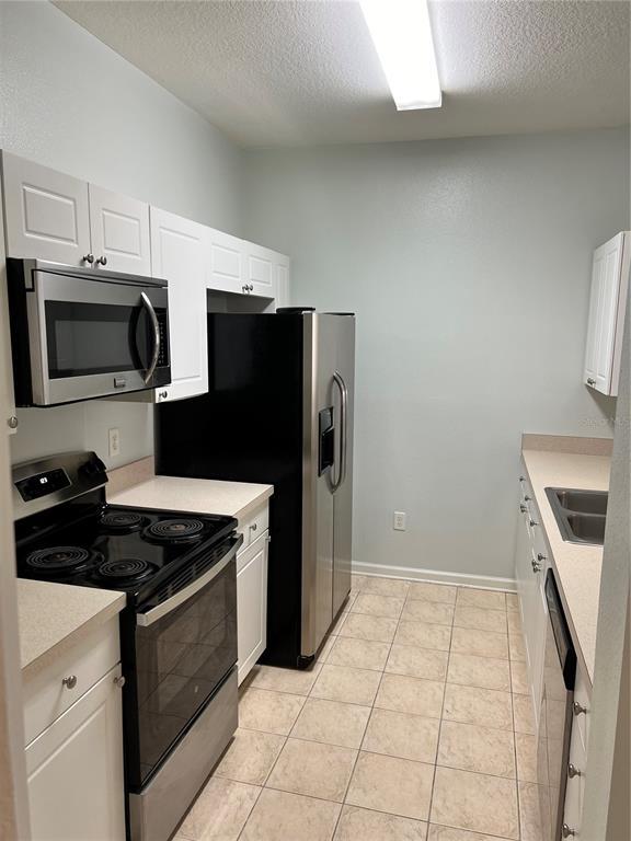 Building Photo - 2300 Silver Palm Dr