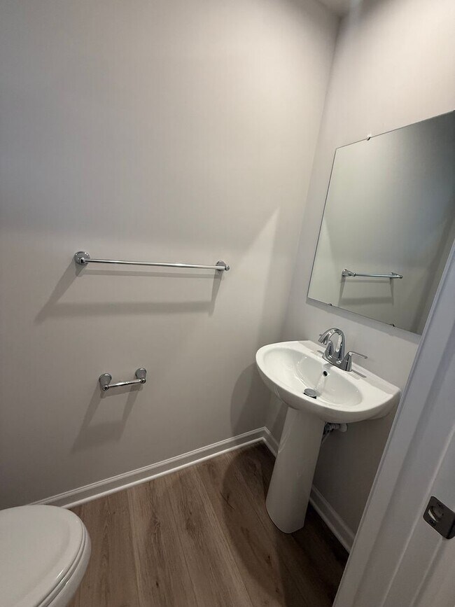 Building Photo - Charming 3 bedroom 2 1/2 bath in West Sene...