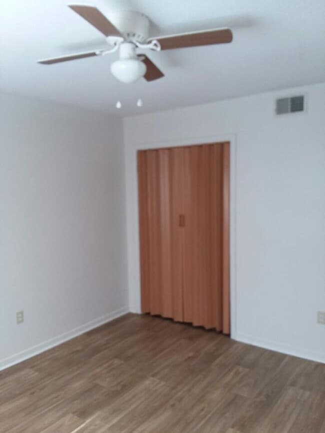 Building Photo - 2 bedroom 1 bath condo