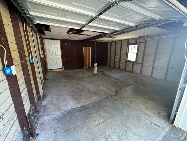 Garage - 2718 Carter Ave