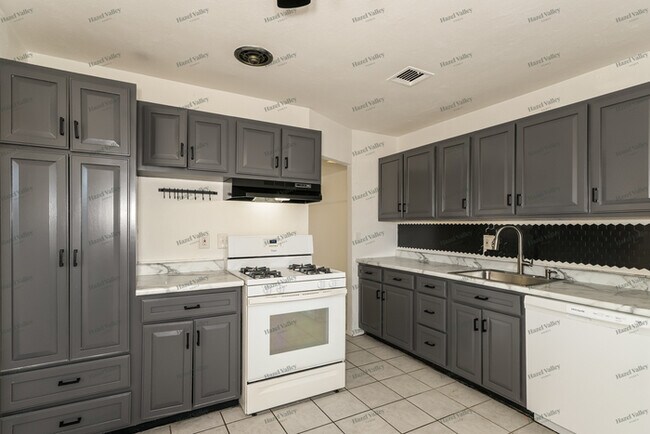 Building Photo - 747 Chevron Dr